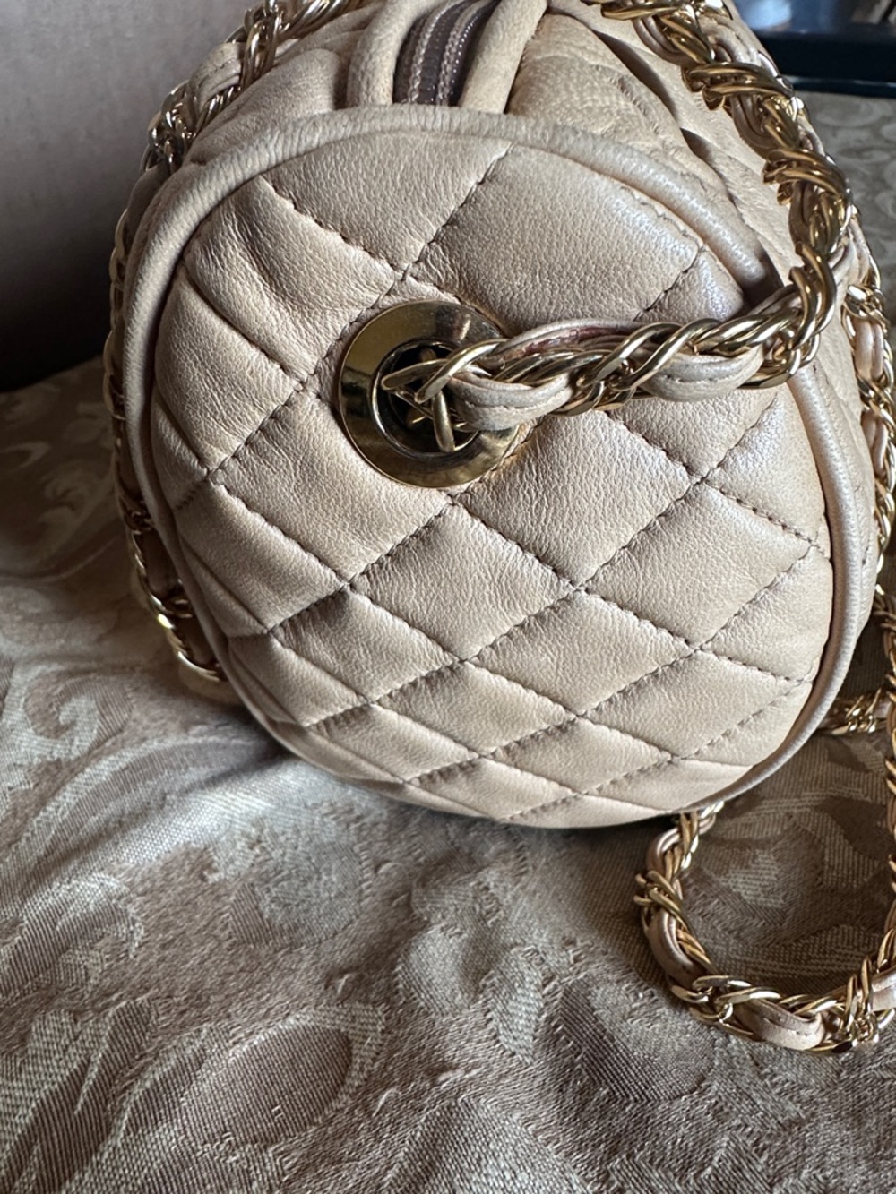 Quilted Cream Crossbody Bag with Gold Chain Strap - Picture 3 of 6